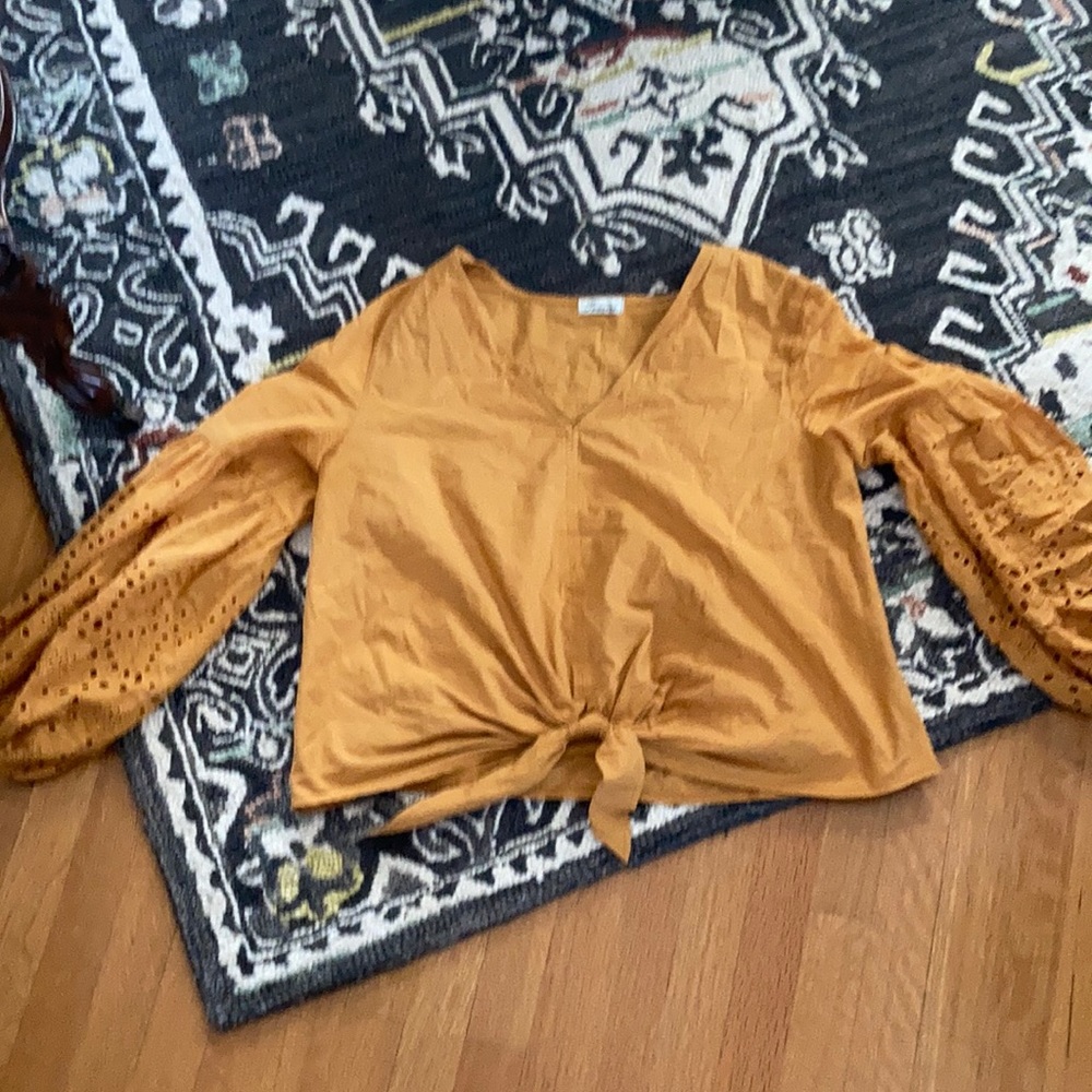 Super cute mustard top!!